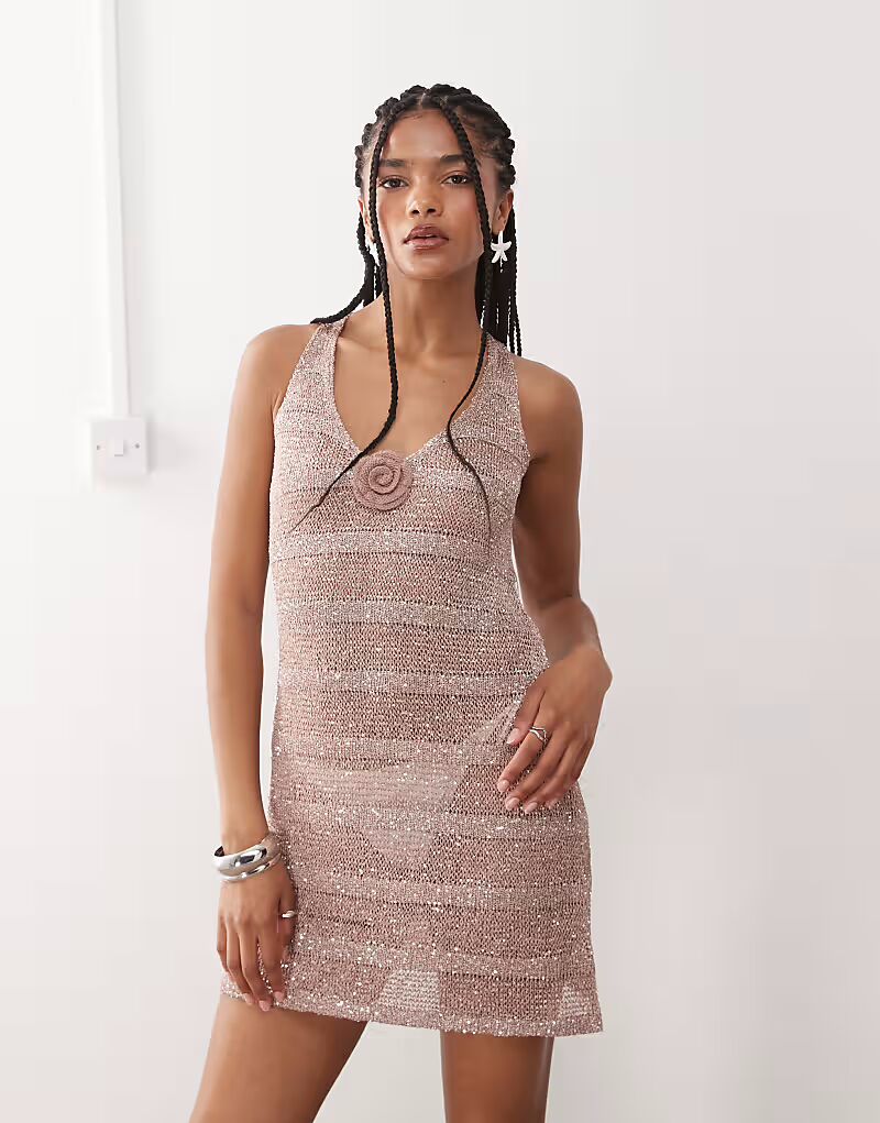 

Пляжное мини-платье Miss Selfridge с пайетками и цветочным узором в виде корсажа, связанное крючком, пыльно-розового цвета