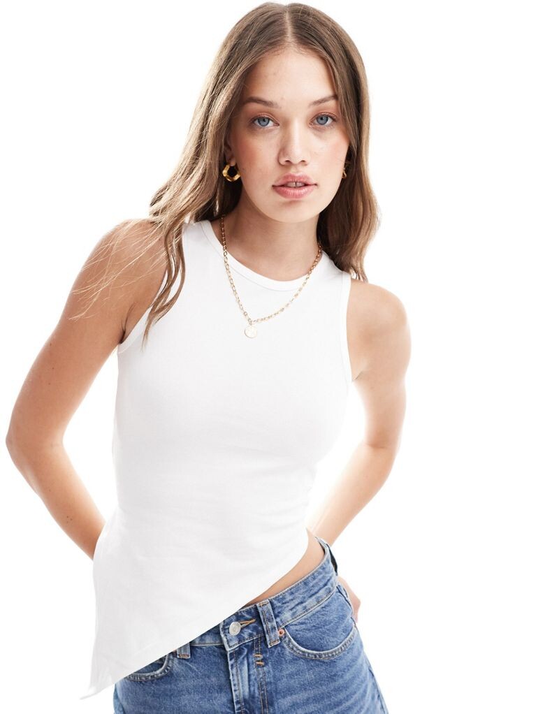 

ASOS DESIGN – белый асимметричный топ-боксер с отделкой шарфом