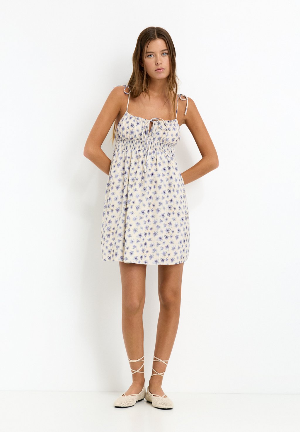 

Повседневное платье STRAPPY SMOCKED PULL&BEAR, белый