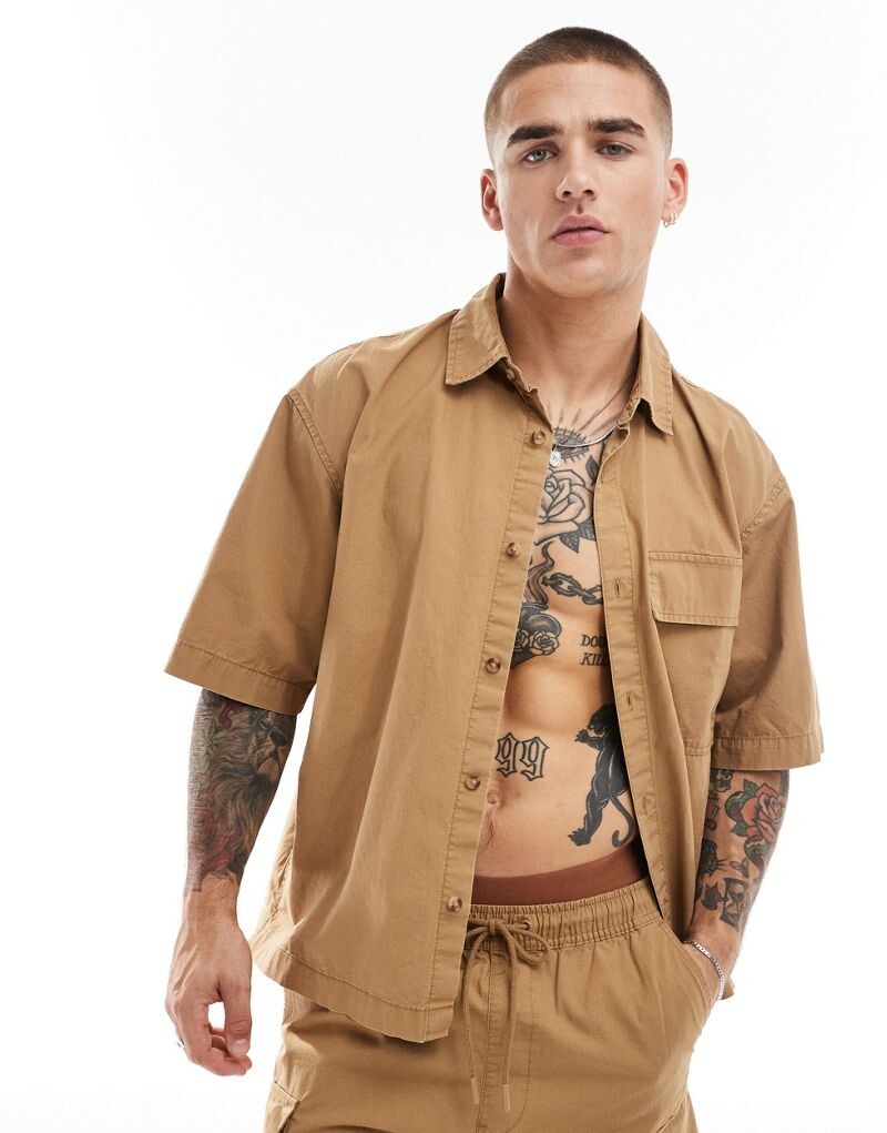 

Pull&Bear — коричневая рубашка с множеством карманов в тон