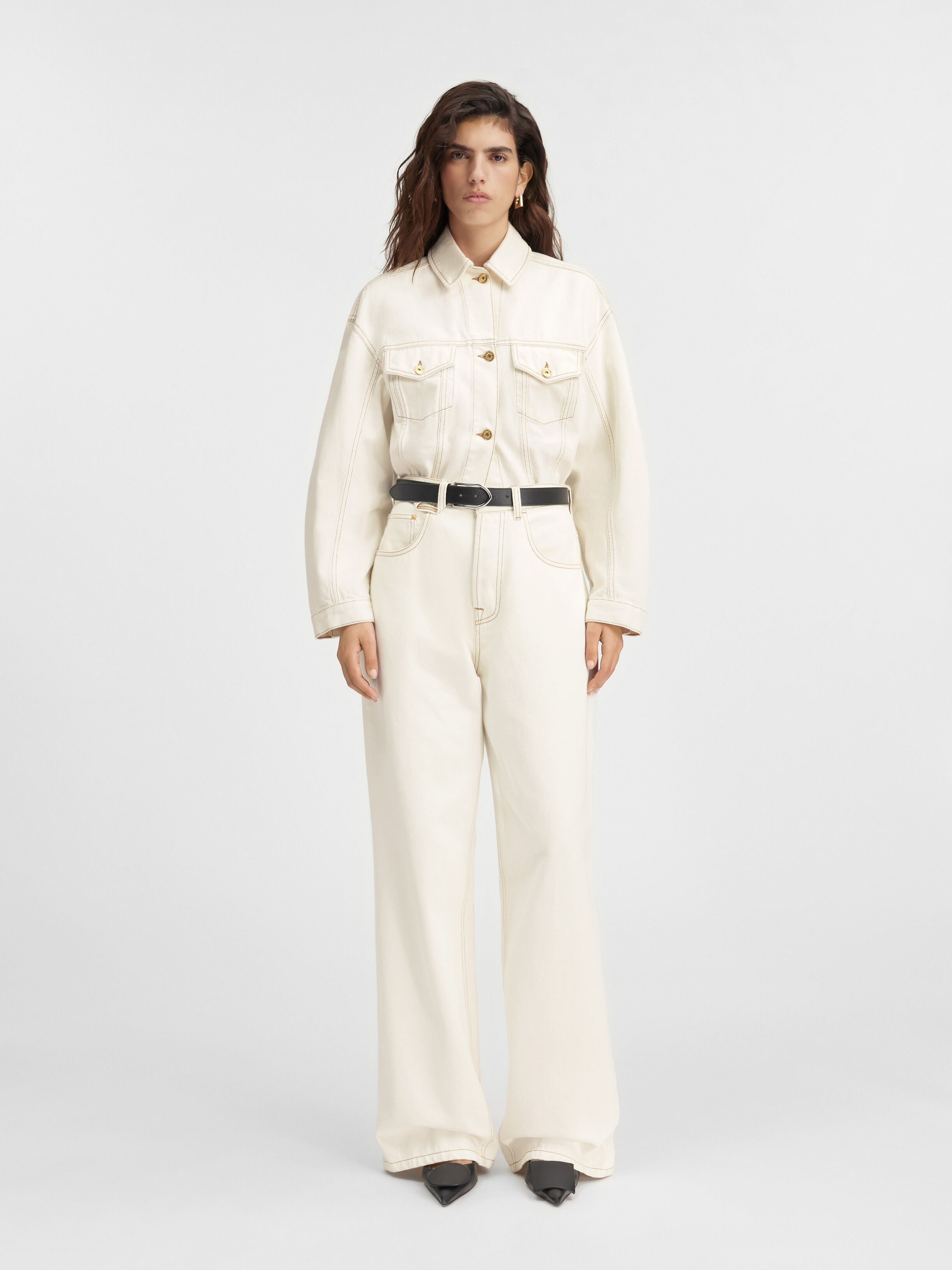 

Джинсы оверсайз JACQUEMUS The wide de-Nîmes denim pants, цвет Off-white/Tabac