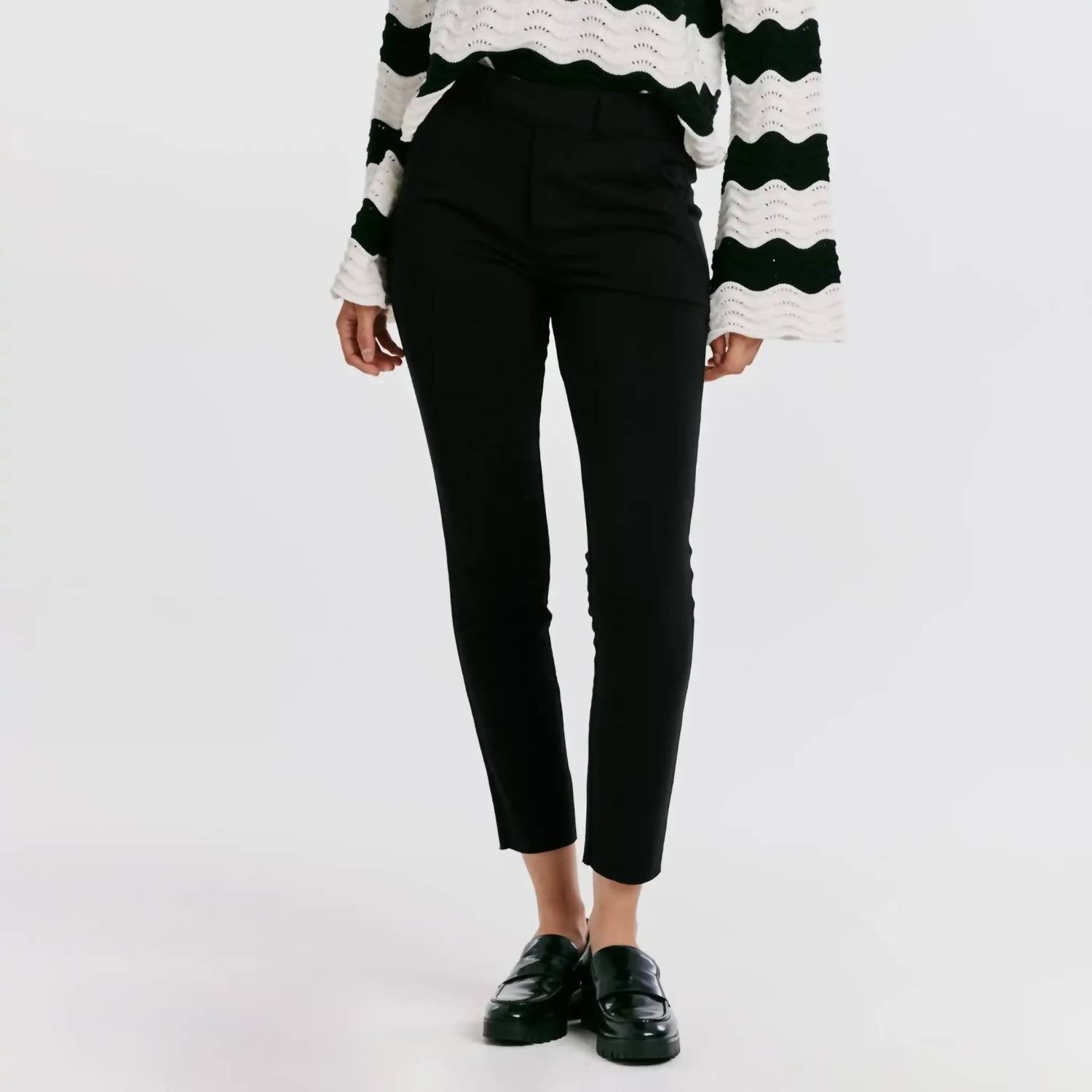 

Женские узкие брюки Monica в черном цвете DEAR JOHN DENIM