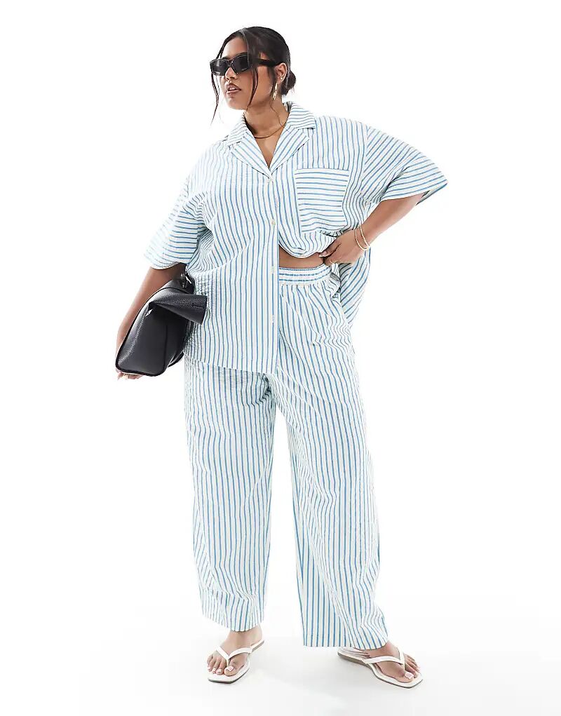 

Брюки-бочонки ASOS DESIGN Curve из сирсакера с застежкой на пуговицы в синюю полоску