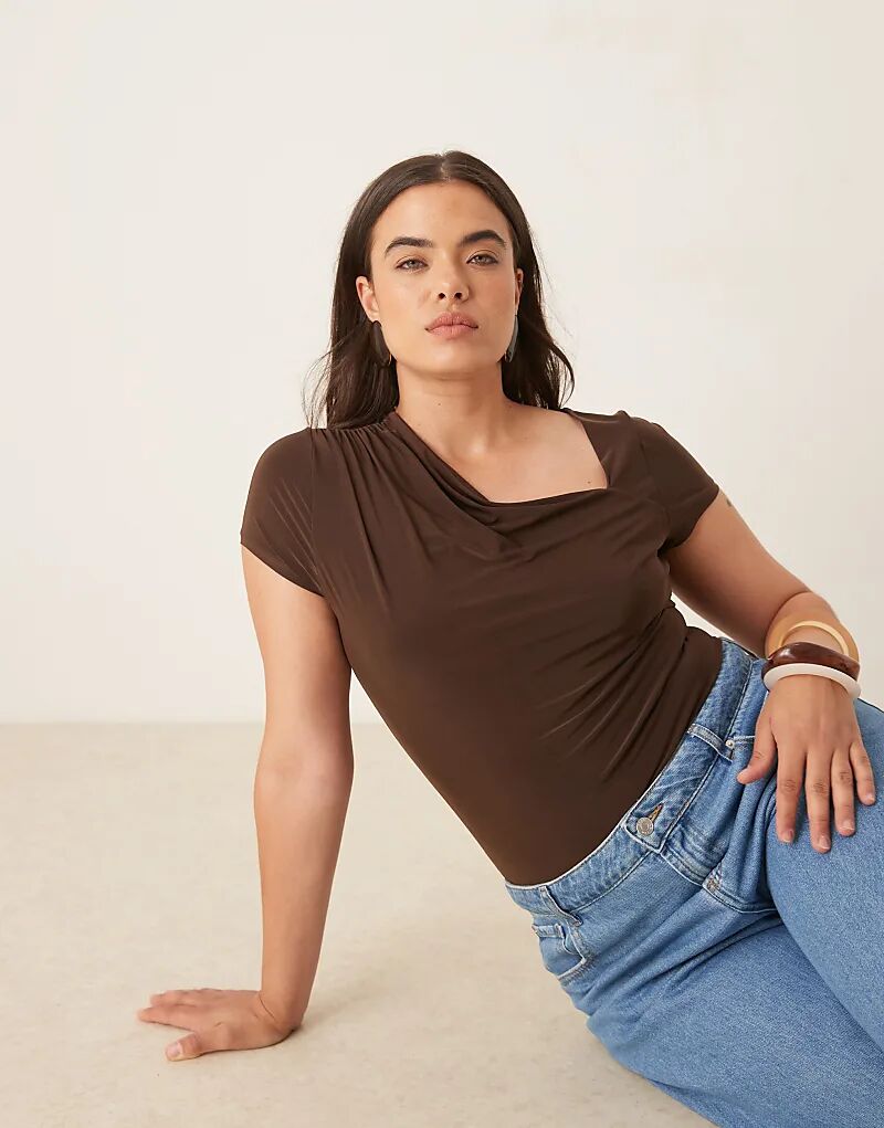

Боди ASOS DESIGN Curve облегающего кроя с короткими рукавами, асимметричным вырезом и драпировкой шоколадного цвета Asos Curve