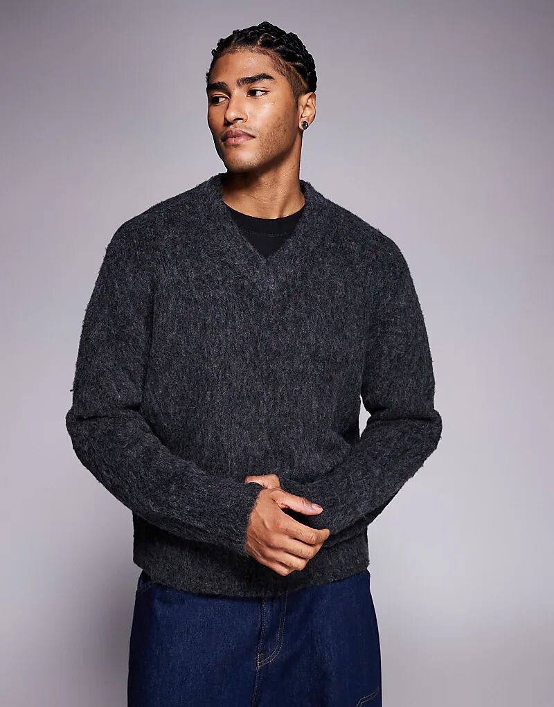 

Пушистый вязаный джемпер ADPT с V-образным вырезом темно-серого цвета