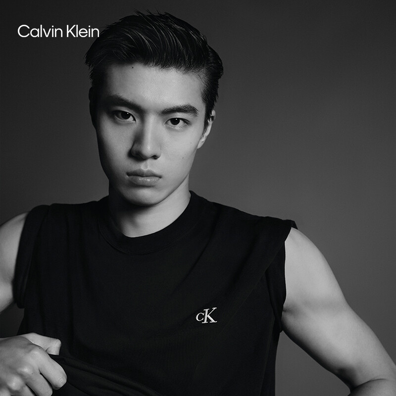 

Футболка Calvin Klein Jeans с надписью, черный