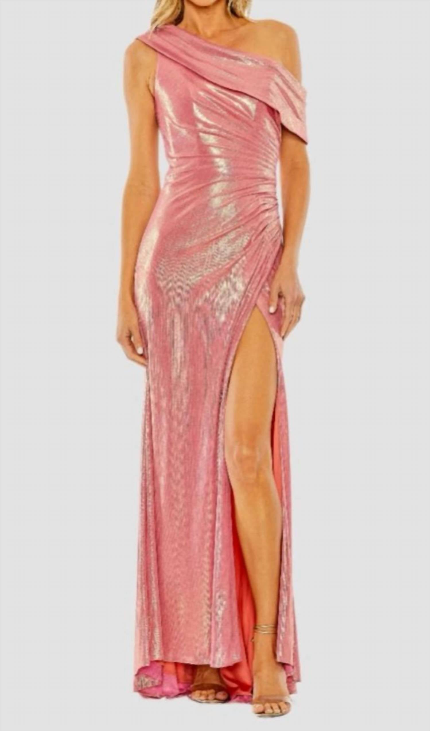 

Розовое металлизированное платье с открытыми плечами, присборенной талией и разрезом Mac Duggal