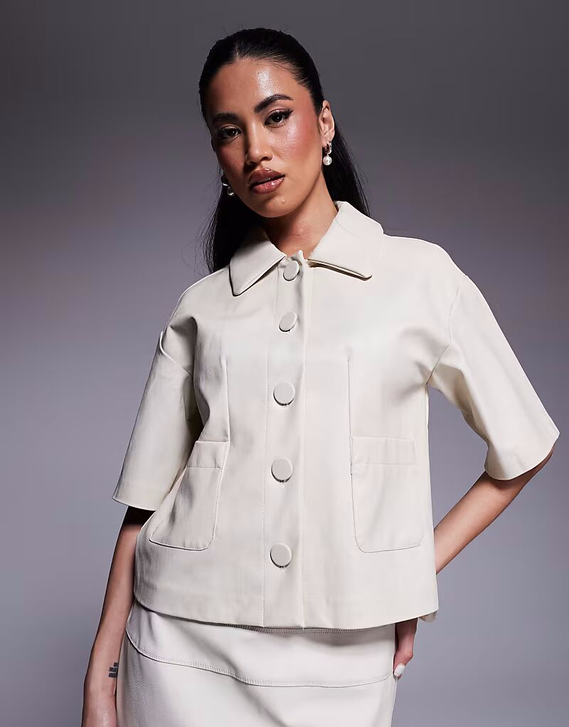 

Рубашка River Island из искусственной кожи с короткими рукавами кремового цвета