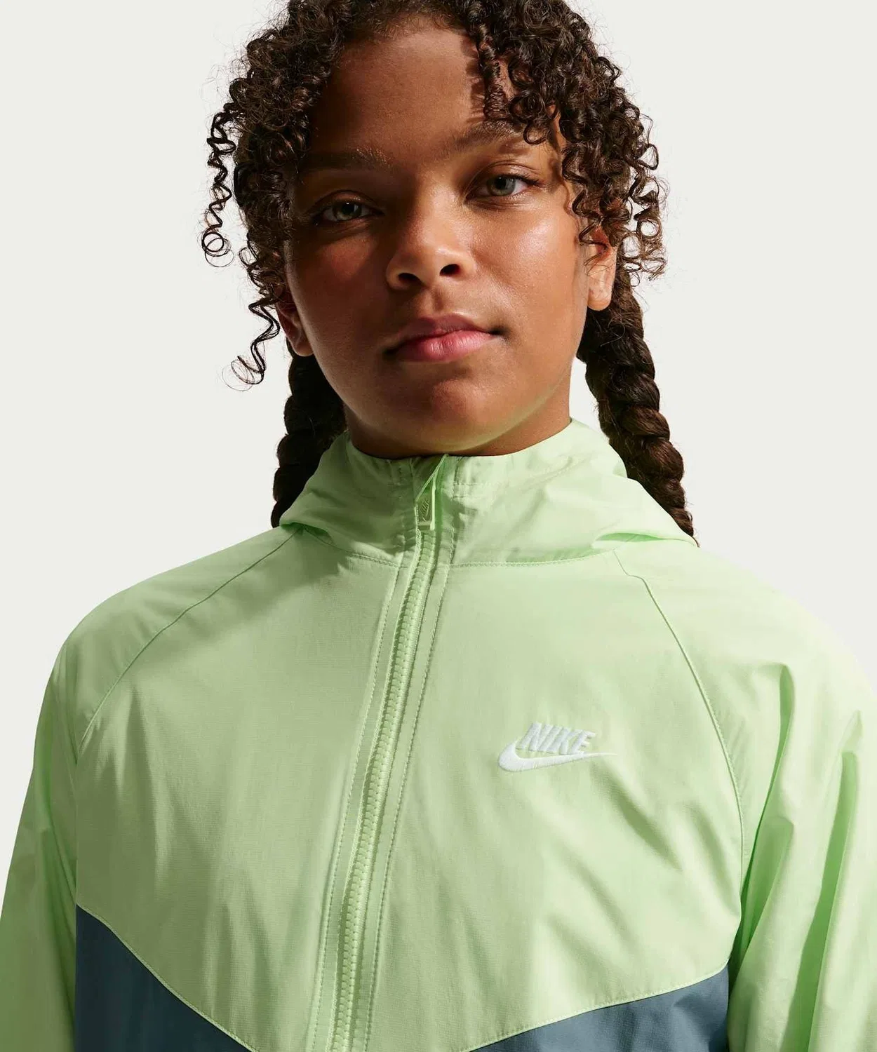 Куртка Nike Sportswear Windrunner Big Kids' Hooded Repel Jacket, зелёная — фото 2