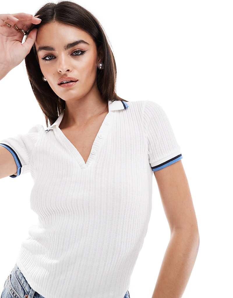 

Белый топ-поло Miss Selfridge с декоративными полосками и вырезом горловины
