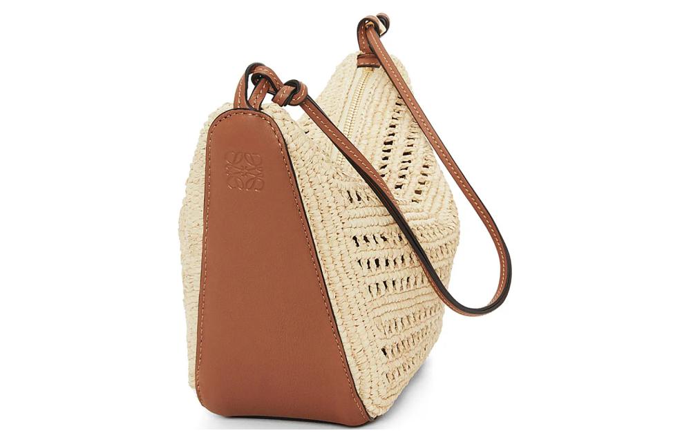 LOEWE Плетёная сумка через плечо мини из рафии и кожи с нашивкой женская бежевая и натуральная — фото 4