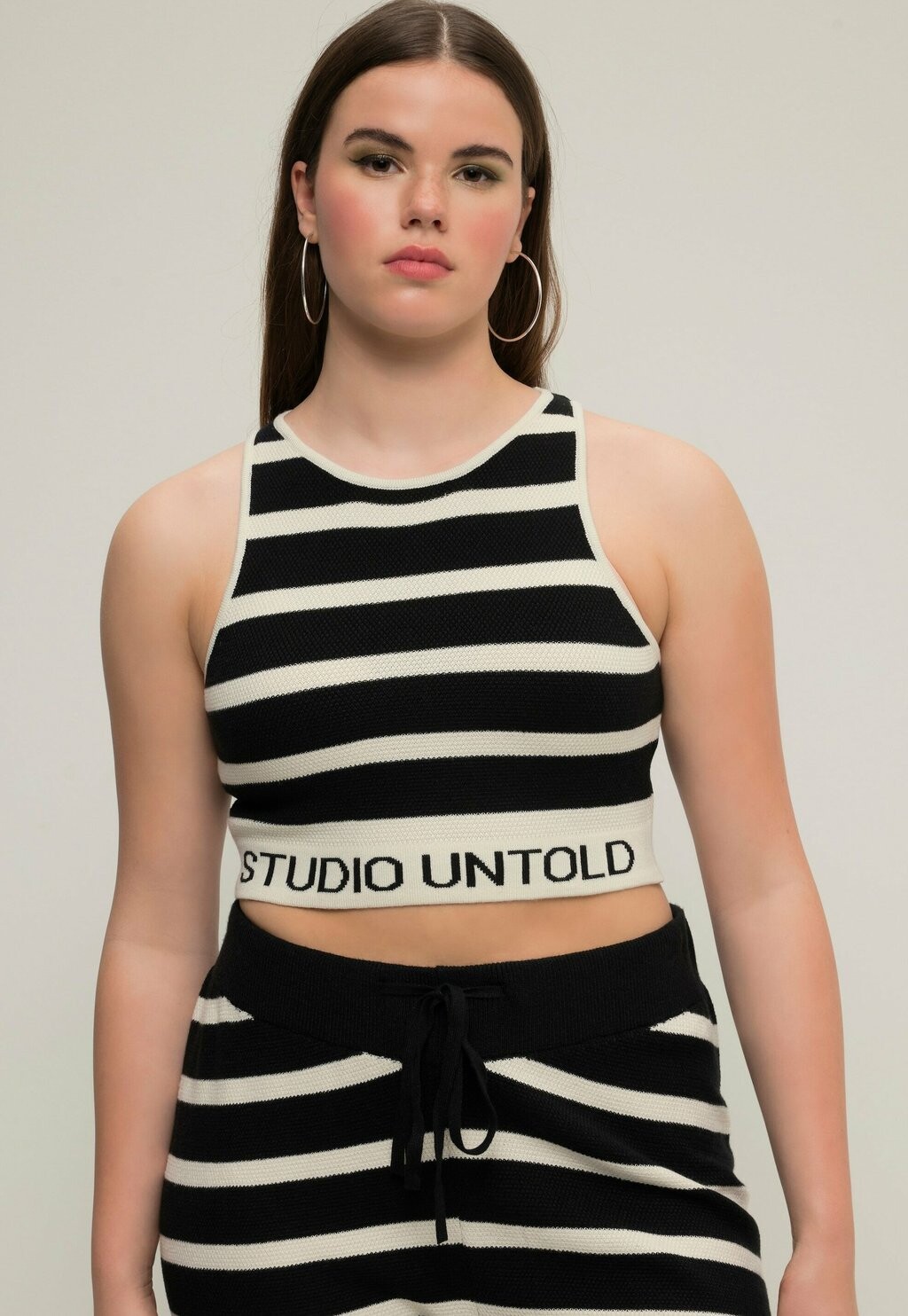 

Топ Studio Untold, черный