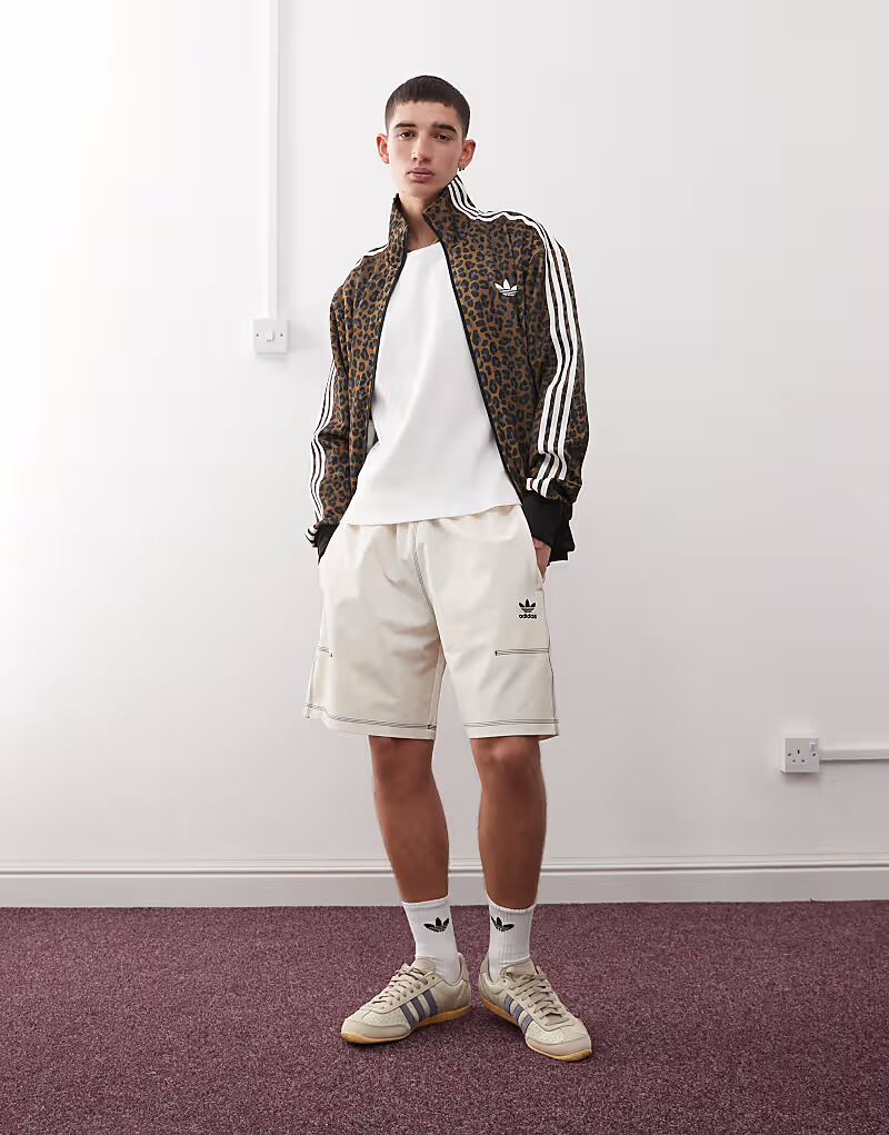 

Шорты Adidas Originals Trefoil Essentials в цвете Wonder White