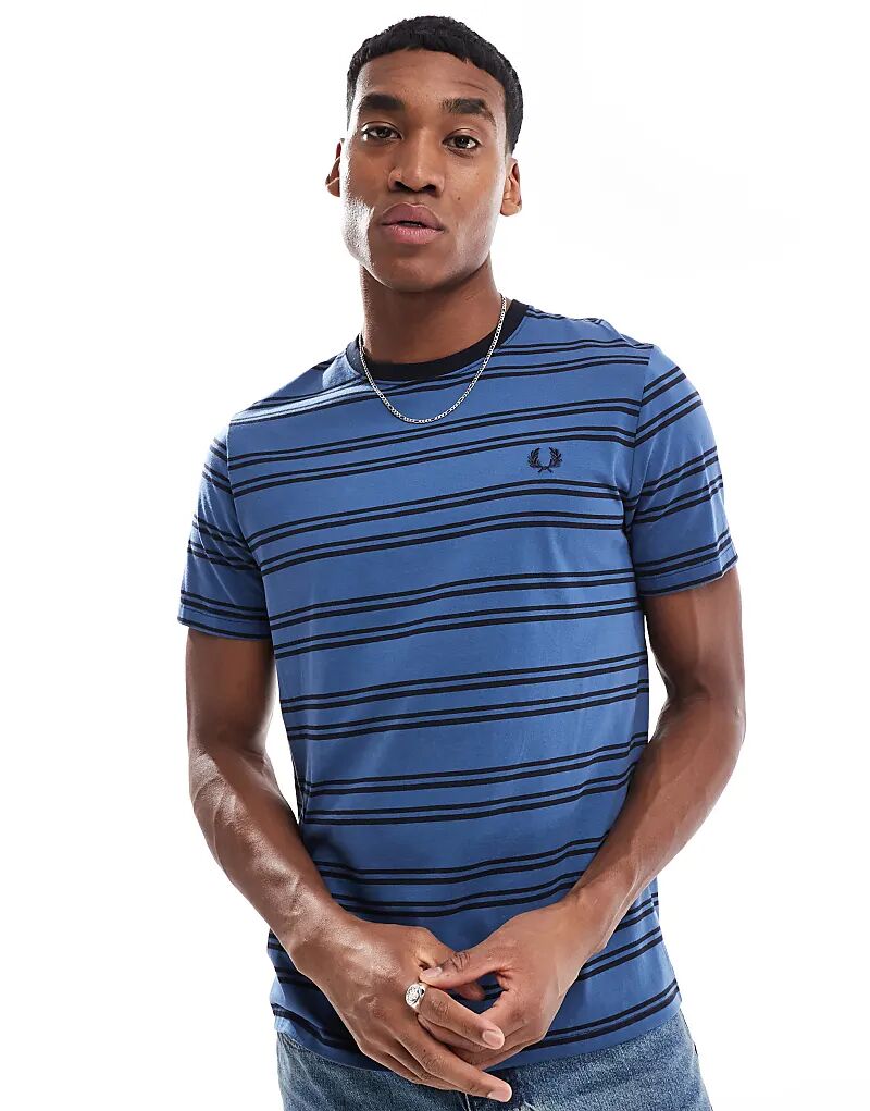 

Футболка синего цвета с черными горизонтальными полосами Fred Perry