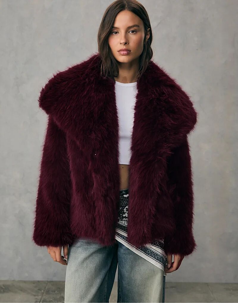 

Укороченная куртка Stradivarius из искусственного меха бордового цвета