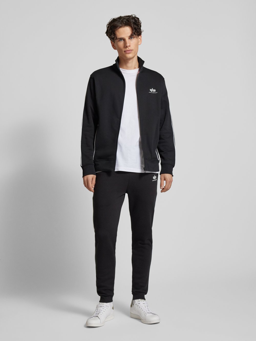 

Толстовка с этикеткой Alpha Industries, черный