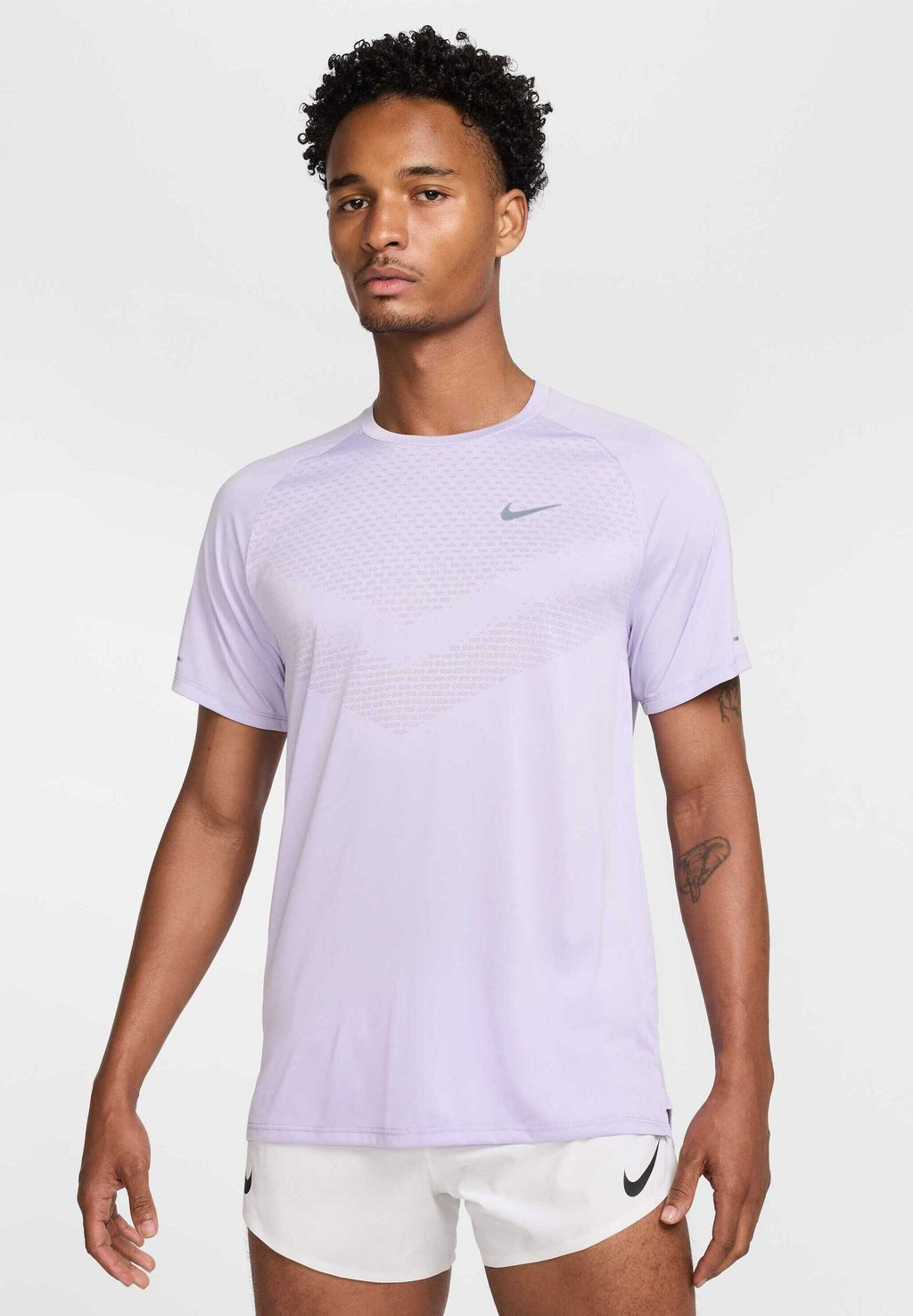 

Спортивная футболка STRIDE TOP Nike Performance, сиреневый