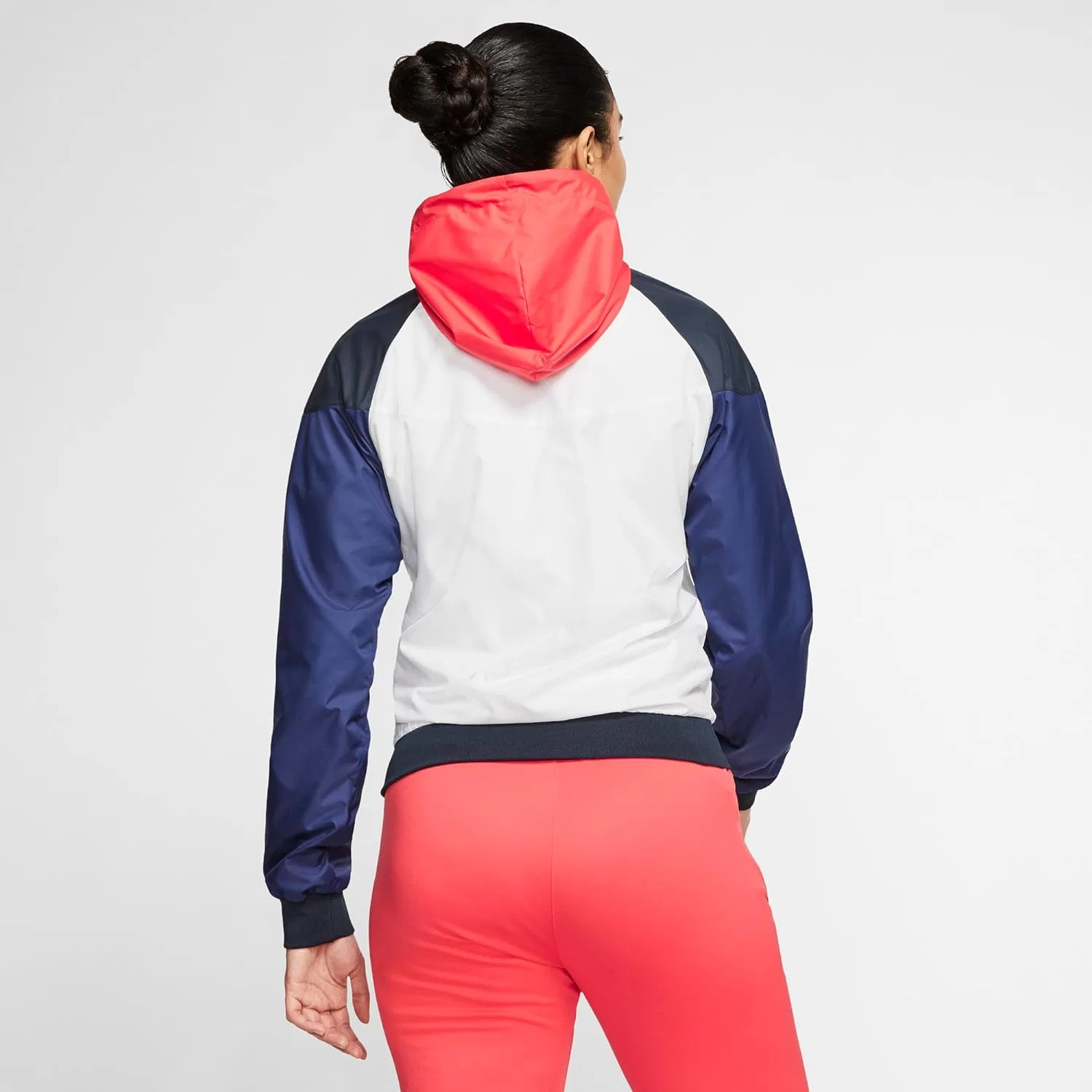Куртка женская ветрозащитная Nike Windrunner, бело-красно-синяя — фото 2