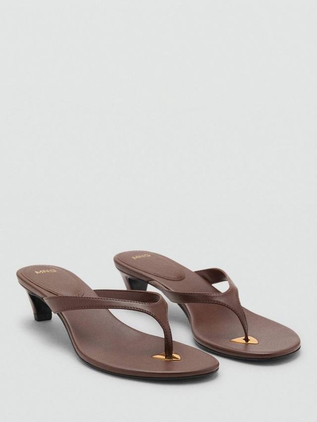 Сандалии Siena на низком каблуке с ремешком между пальцев Mango, Dark Brown — фото 2