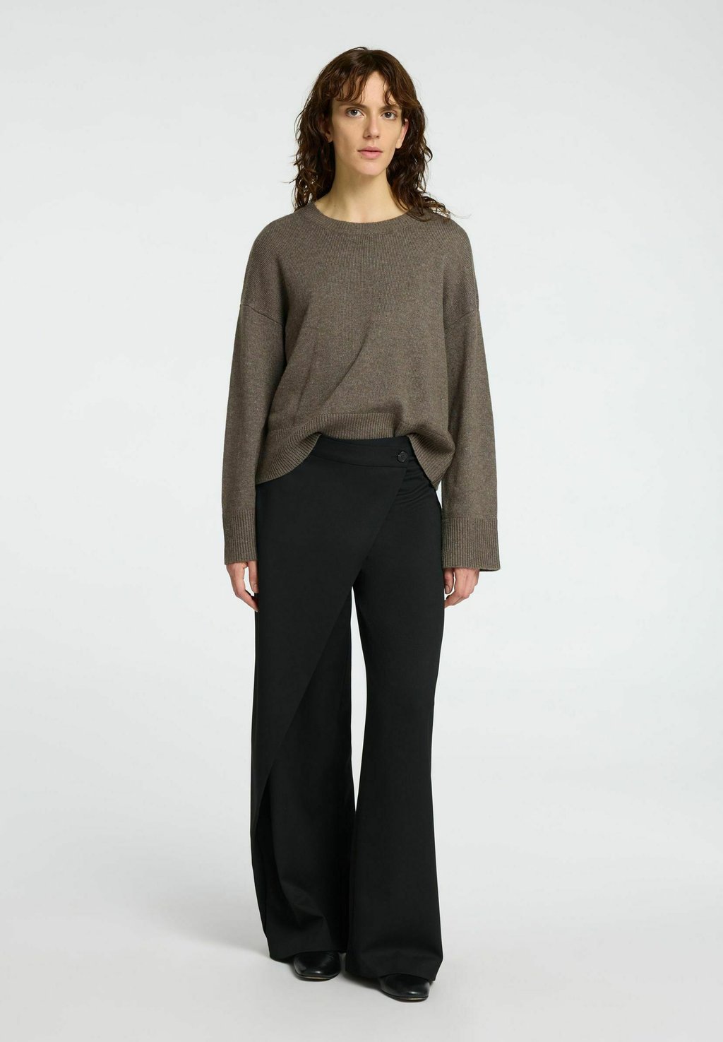 

Джемпер MIT RUNDHALSAUSSCHNITT LOOSE FIT Selected Femme, коричневый