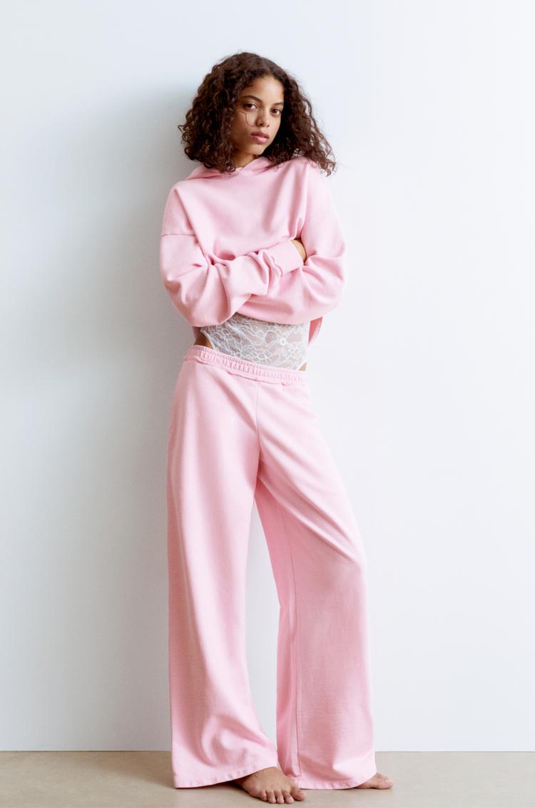 

Спортивные брюки с потертым поясом Pull And Bear, розовый