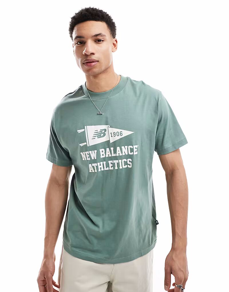 

Футболка New Balance Varsity с вымпелом зеленого цвета