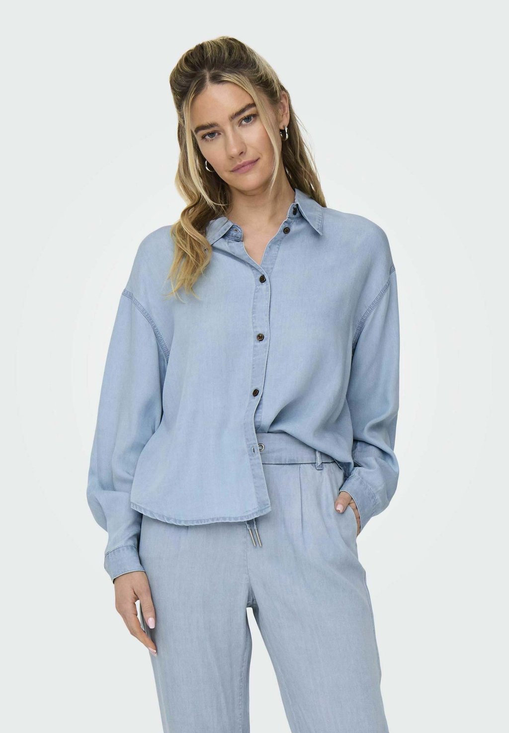 

Блузка на пуговицах ONLY, цвет Light Blue Denim