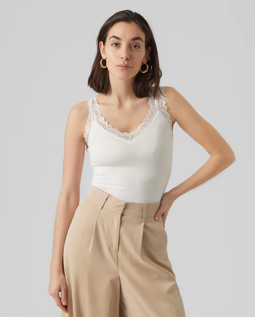 

Женский приталенный топ с кружевом Vero Moda, белый