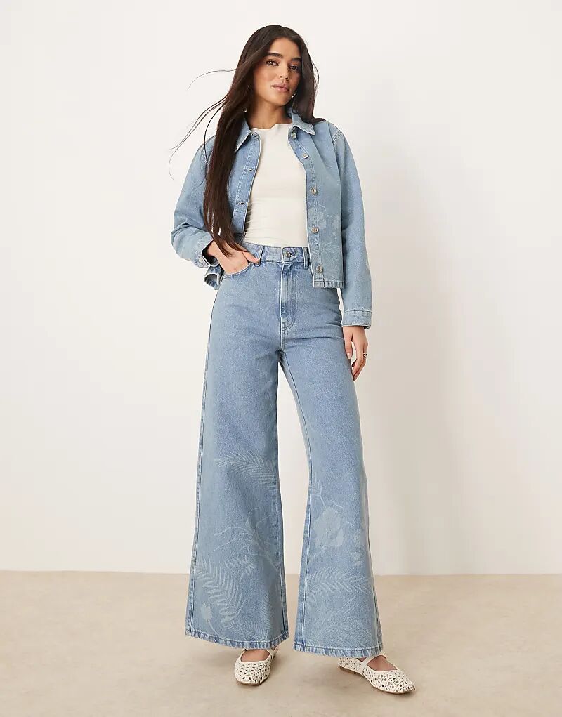 

Расклешенные джинсы ASOS DESIGN в стиле 70-х с лазерным принтом в виде диких цветов
