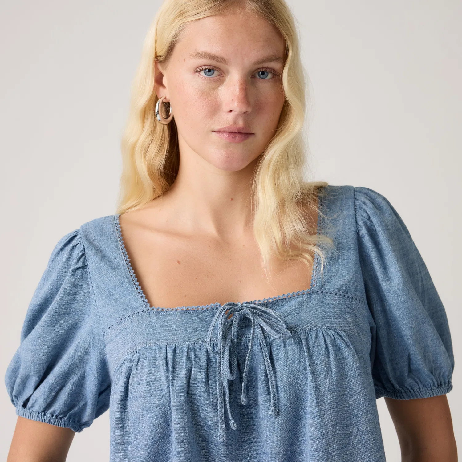 Милая блузка с короткими рукавами и ажурной отделкой Levi's, Medium Wash — фото 2