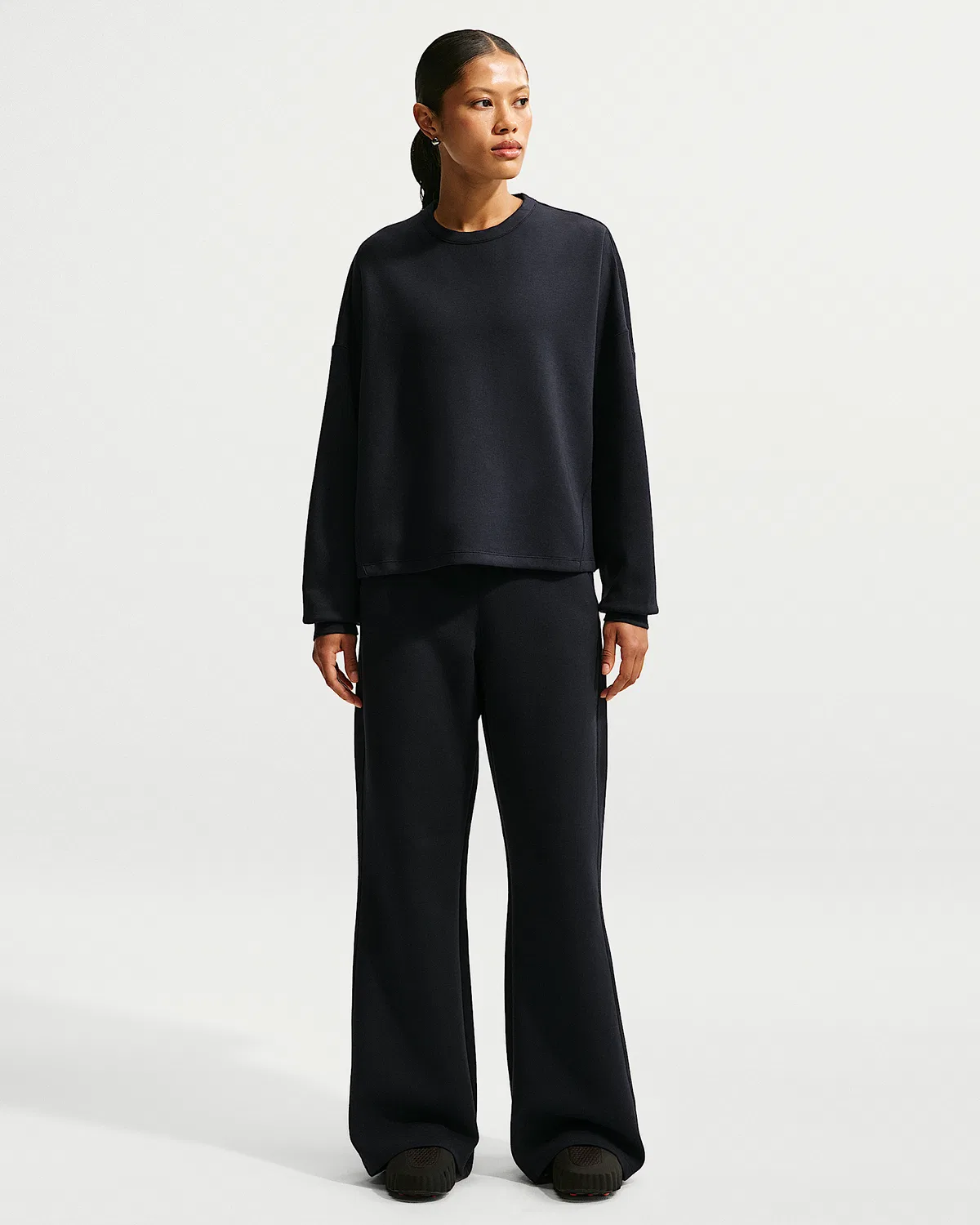Женская футболка Nike 24.7 ImpossiblySoft Dri-FIT Oversized с круглым вырезом, Black/Dark Smoke Grey — фото 4