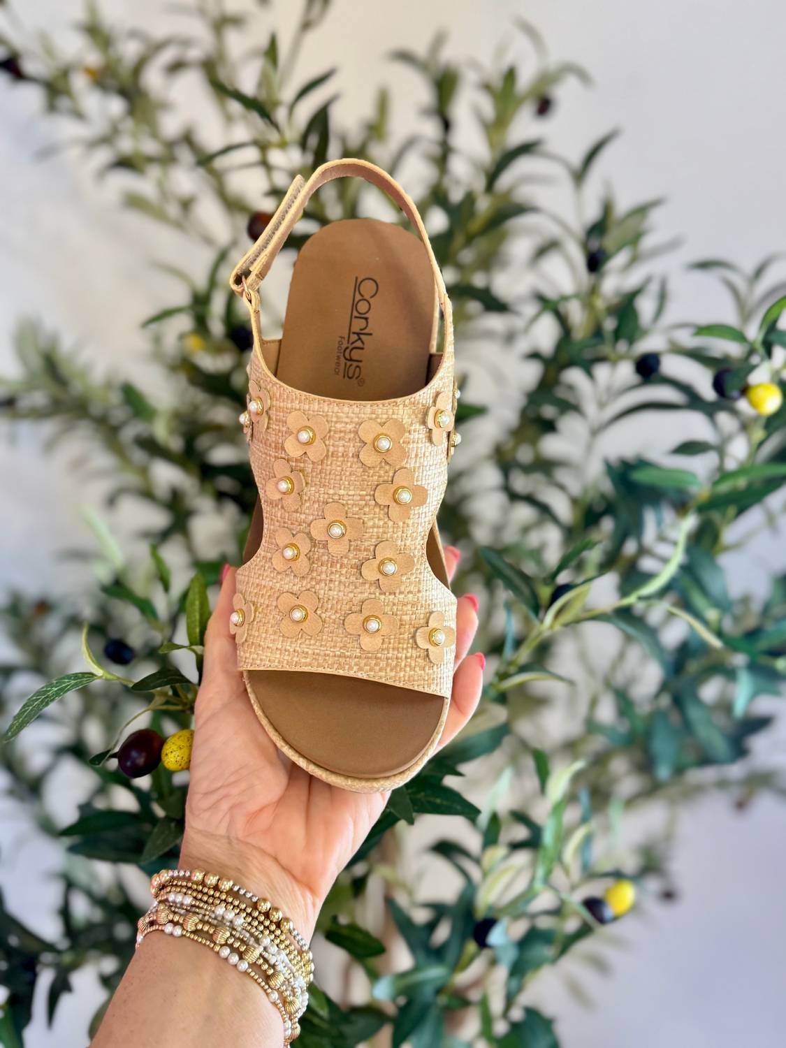 Женские босоножки-клин Carley с цветком из рафии, натуральные Corkys Footwear — фото 4
