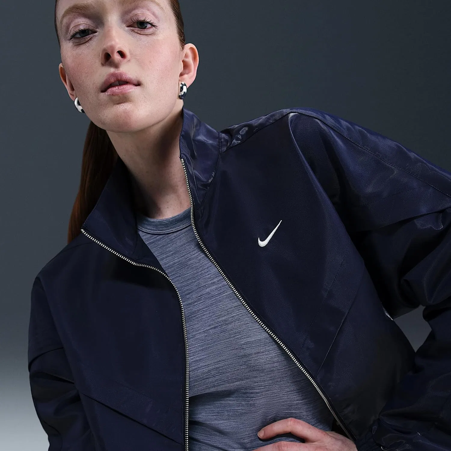 Куртка женская Nike Windrunner, цвет Midnight Navy/Sail — фото 3