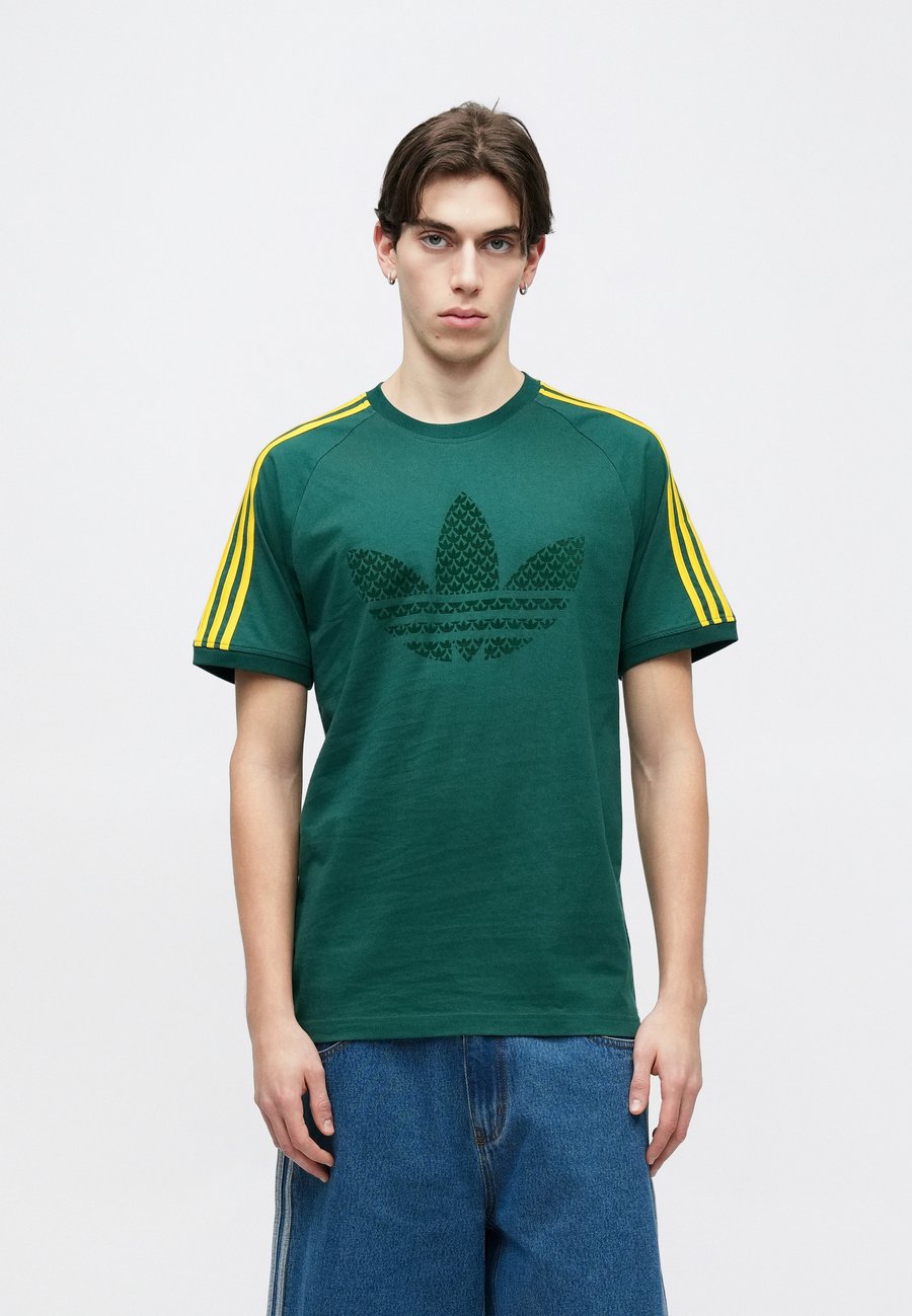 Футболка Adidas Originals MONOGRAM STRIPES TEE, Collegiate Green/Dark Green — фото 4