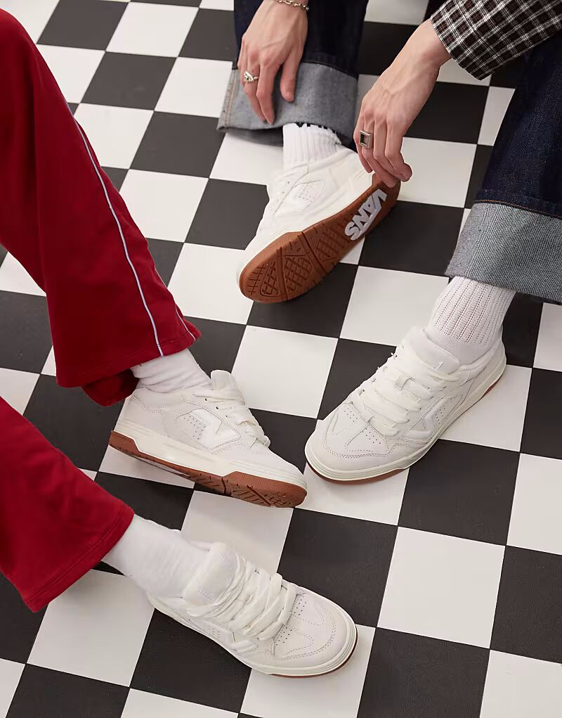 Массивные замшевые кеды Vans Upland со светоотражающей вставкой на пятке, цвет «кремовый». — фото 2