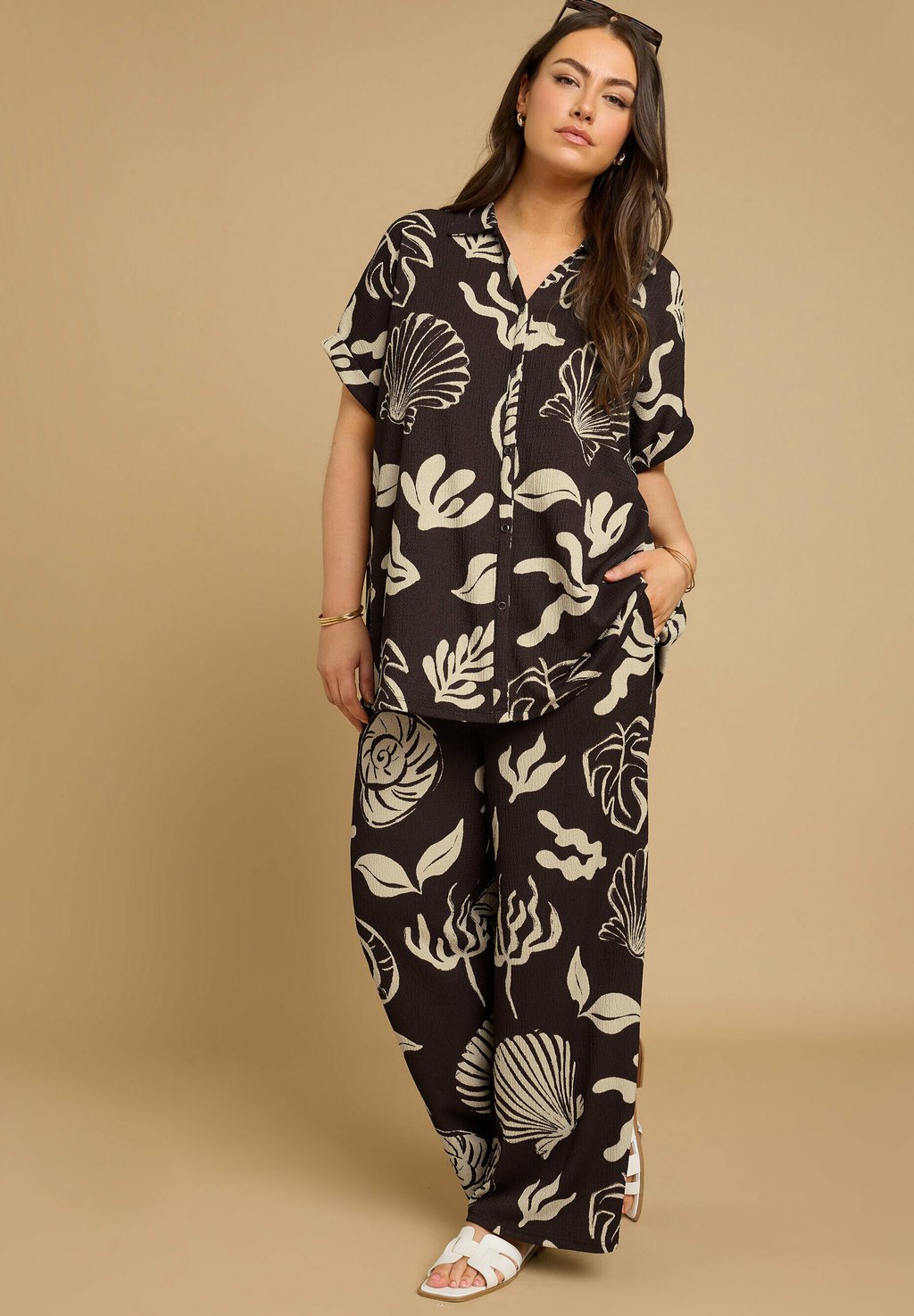 

Топ SEASHELL PRINT TEXTURED Yours Clothing, темно-коричневый