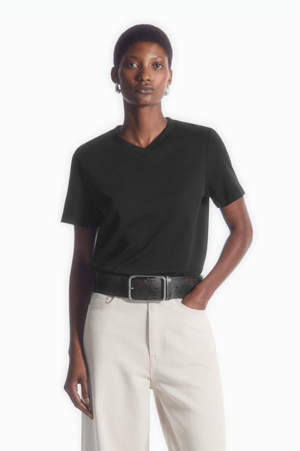 

Футболка в коробке с v-образным вырезом – regular fit COS, черный