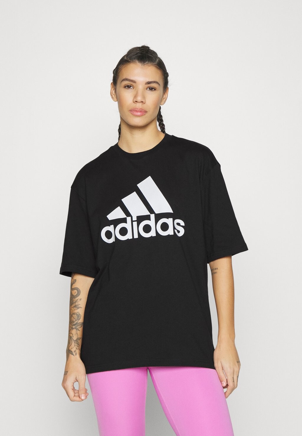 

Футболка с принтом TEE adidas Sportswear, черный/белый