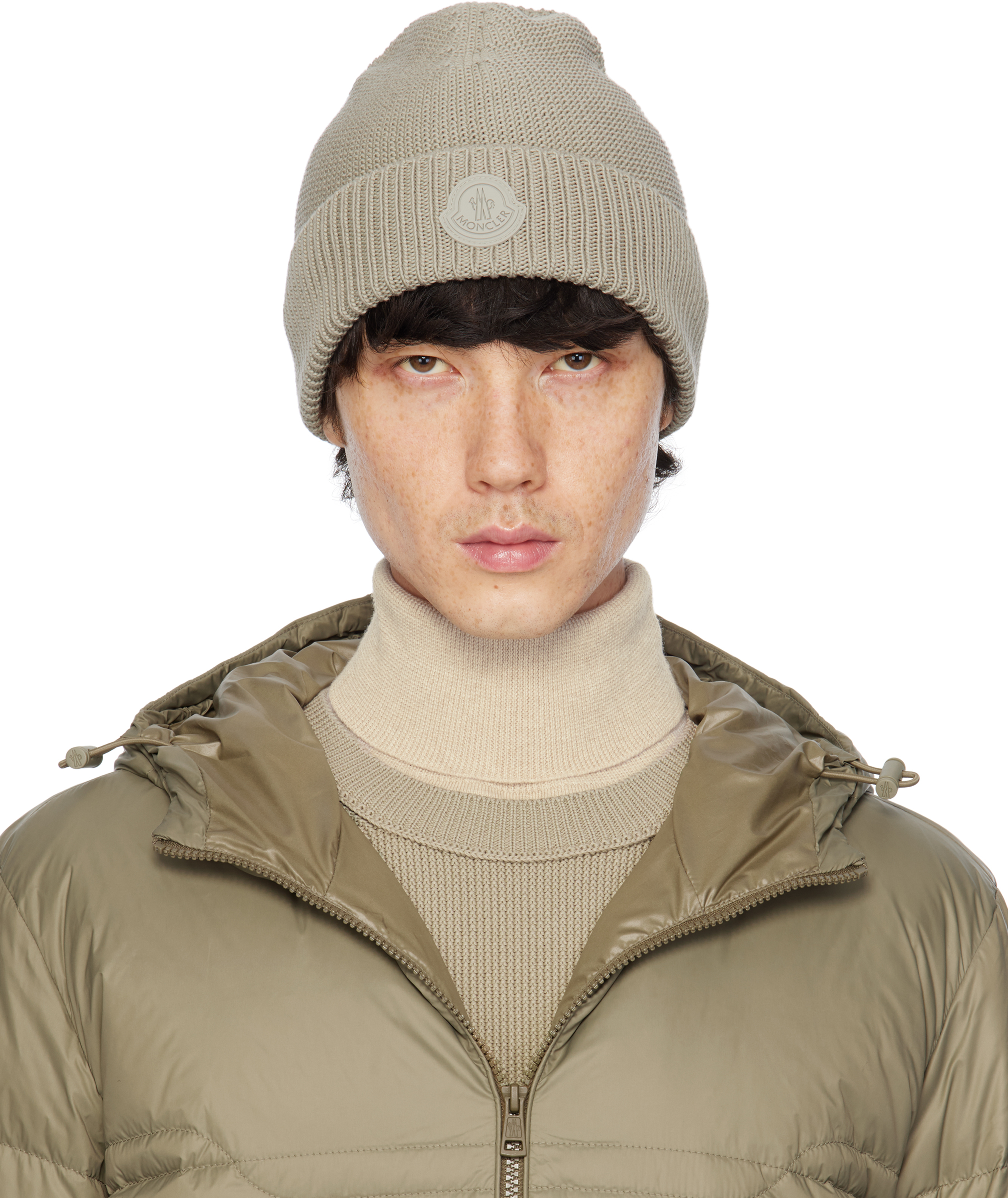 

Бежевая шапка с нашивкой-логотипом Moncler