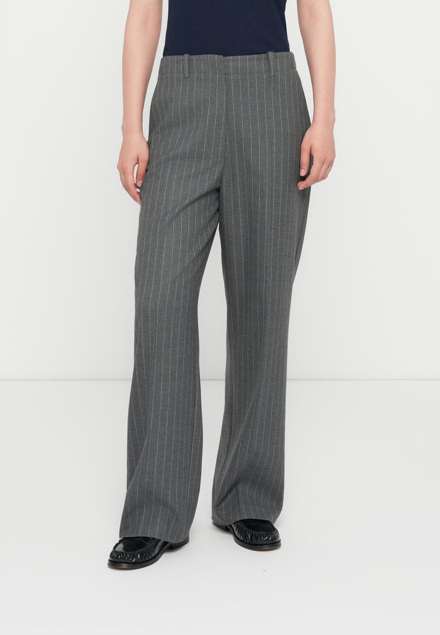 

Брюки Tommy Hilfiger PINSTRIPE PANT, Mid Grey Heather /Red