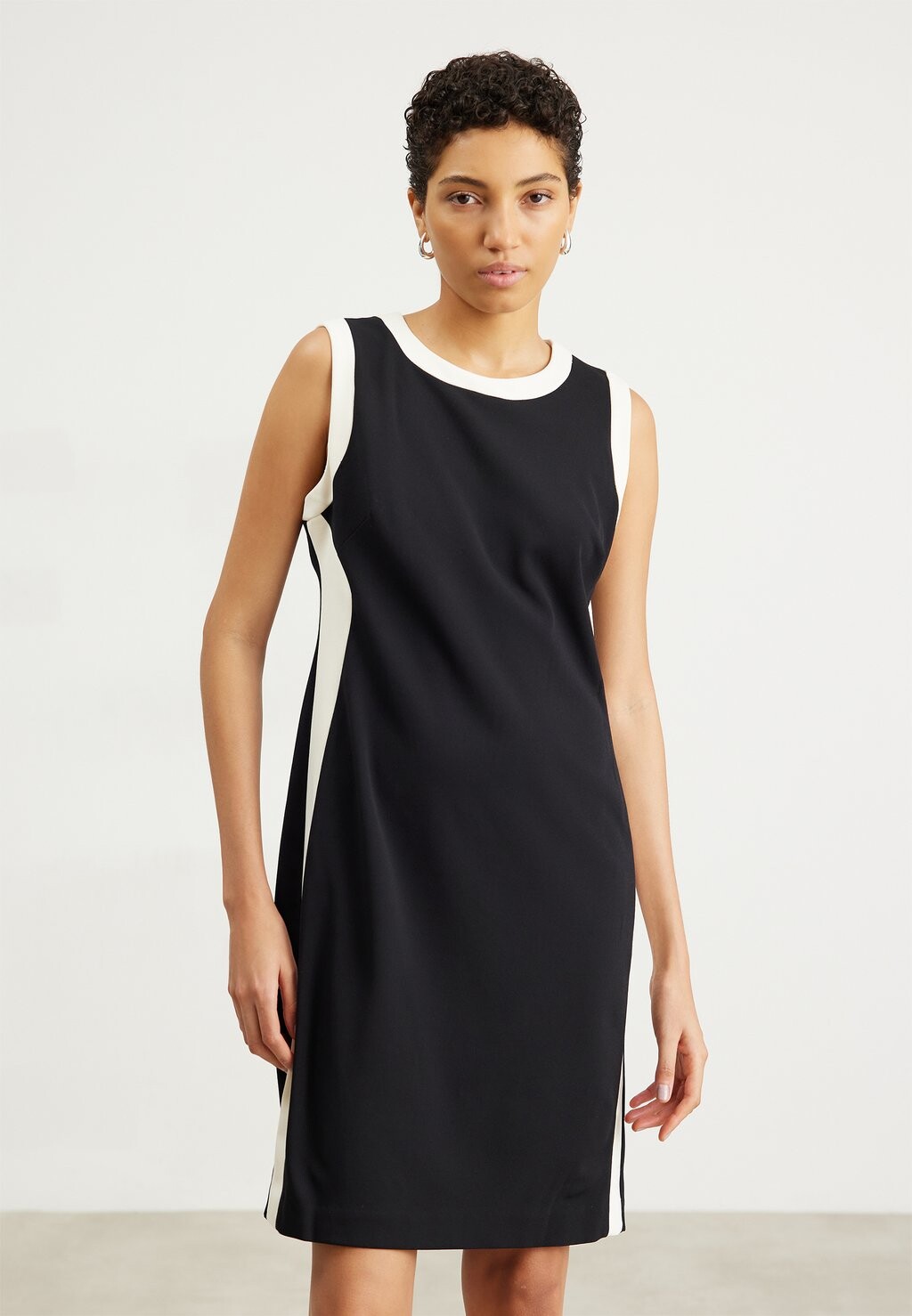 

Платье-футляр CONTRAST NECK AND SIDES DKNY, черный