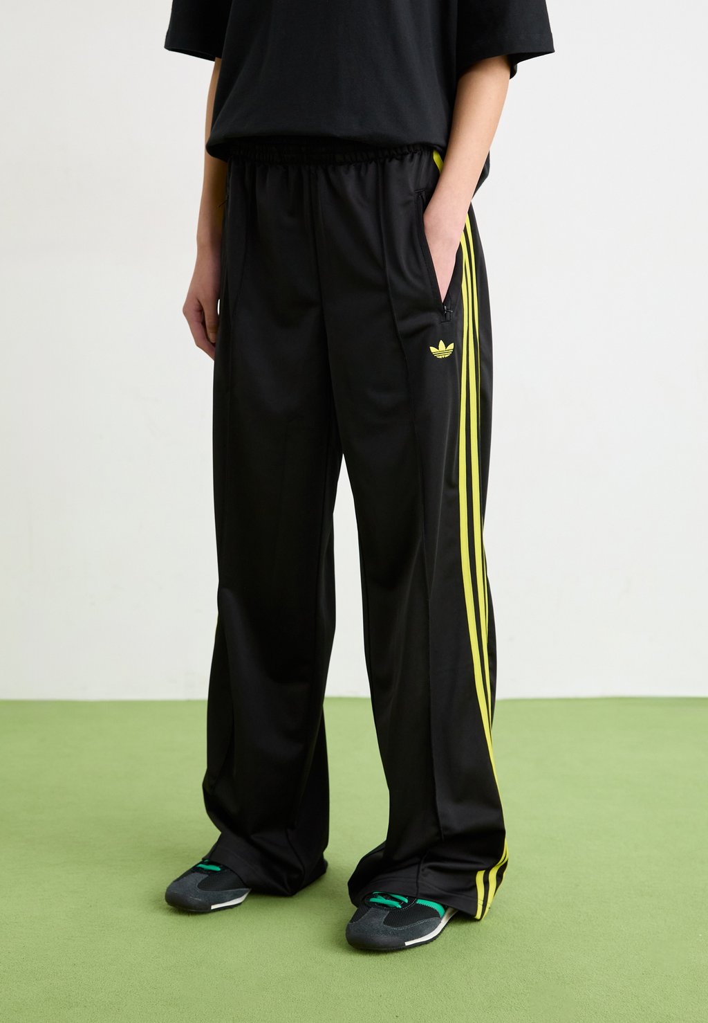 

Спортивные брюки FIREBIRD LOOSE adidas Originals, черный