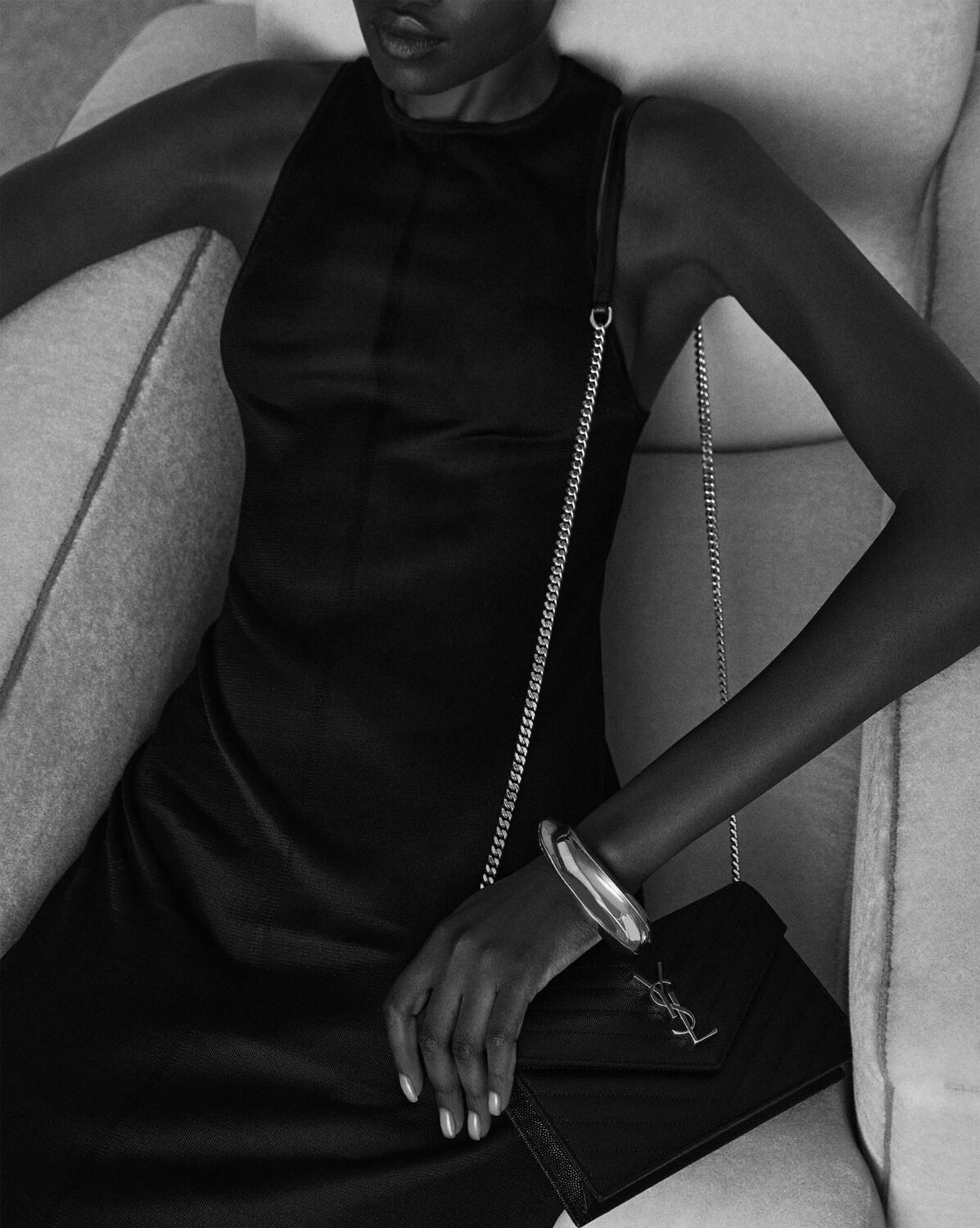 Конверт-кошелек Cassandre на цепочке из зернистой кожи Saint Laurent, черный — фото 2