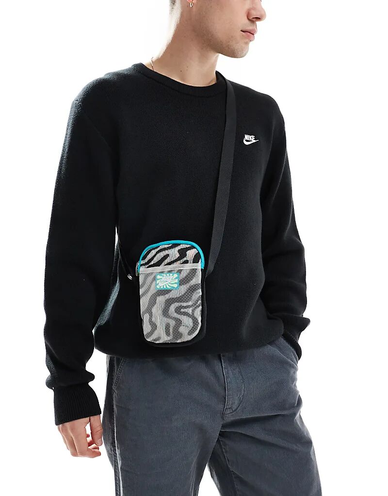 

Сумка для авиаперелетов Heritage с белым и черным принтом Nike