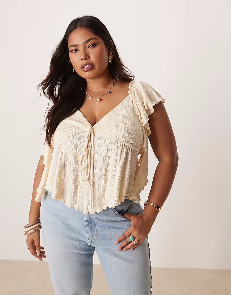 

Топ ASOS DESIGN Curve с жатыми рукавами-крылышками и открытой спиной кремового цвета ASOS Curve