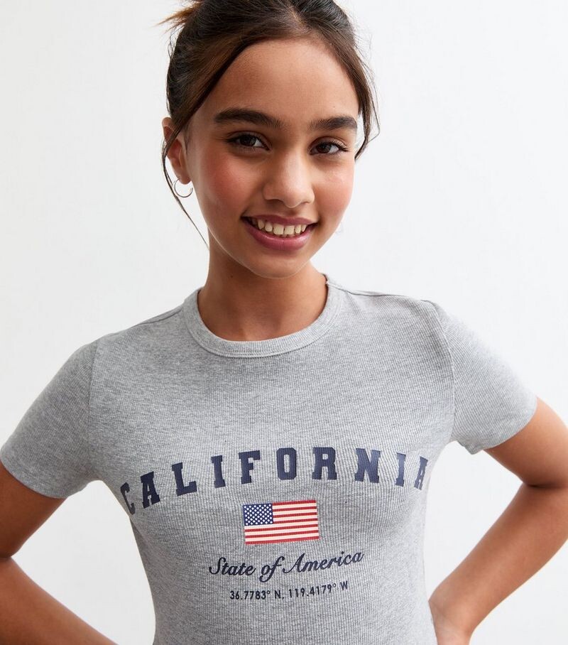 

Серая мини-футболка из хлопковой смеси с надписью California для девочек New Look, серый
