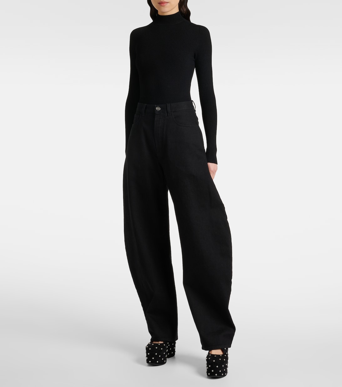 Замшевые балетки с перекрещивающимися заклепками Alaïa, Noir — фото 3