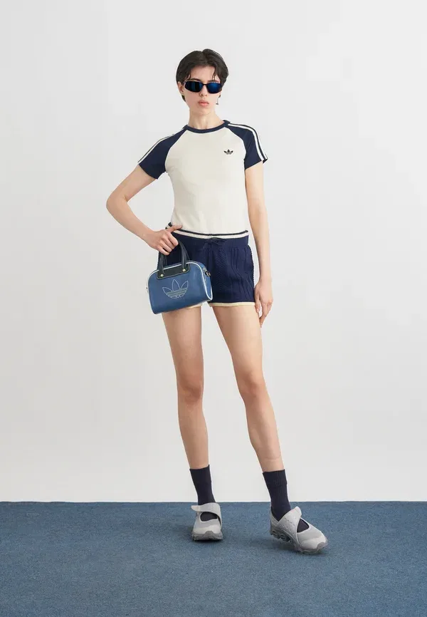 Футболка с принтом Adidas Originals, тёплая ваниль/тёмный индиго — фото 2