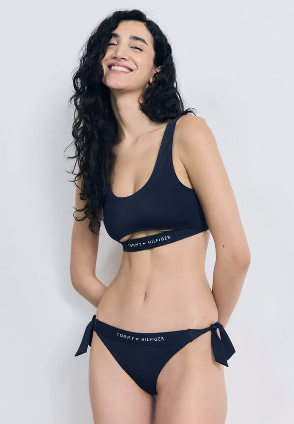 

Оригинальный логотип, вырезанный на топе бикини-бралетте. Tommy Hilfiger, Dark Night Navy, Синий, Оригинальный логотип, вырезанный на топе бикини-бралетте. Tommy Hilfiger, Dark Night Navy
