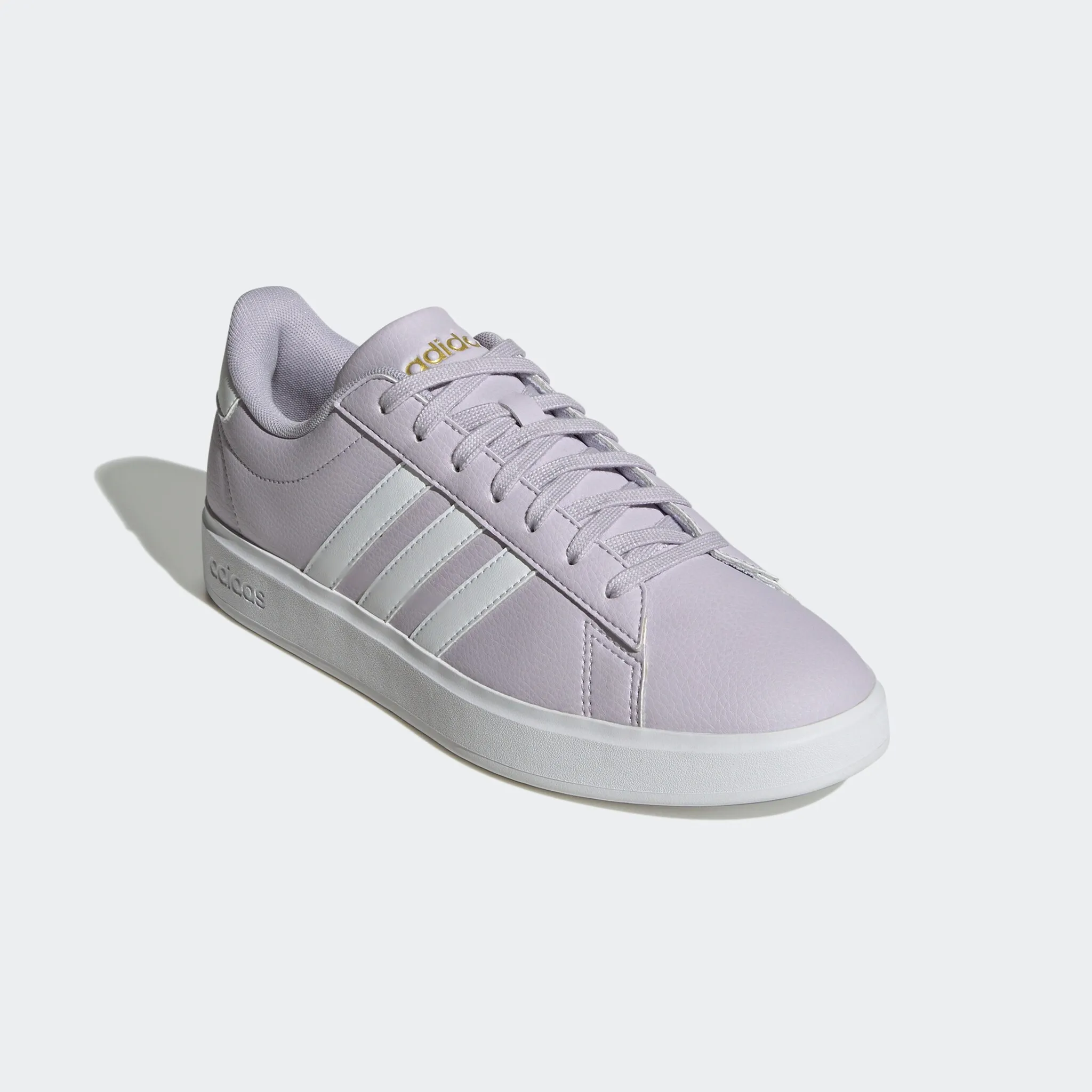 

Кроссовки Adidas Sportswear "GRAND COURT CLOUDFOAM LIFESTYLE COURT COMFORT", дизайн по стопам суперзвезды Adidas, цвет Silver Dawn / Cloud White / Gold Metallic
